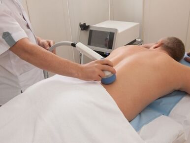 A realização de fisioterapia para osteocondrose torácica aliviará a dor e a inflamação